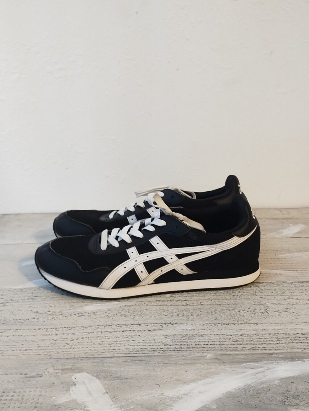 ASICS Tiger Runner Black/White size 10.5 U.S. men's/UK size men's 9.5 very good
